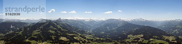 Alpenpanorama im Sommer  Brixen im Thale  Tirol  Österreich