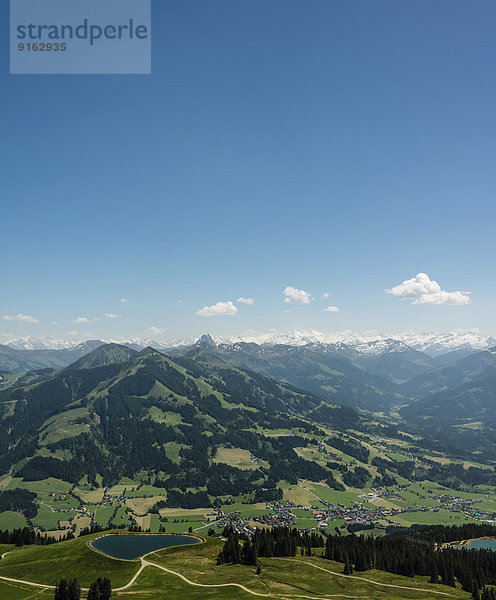 Alpen mit Speichersee im Sommer  Brixen im Thale  Tirol  Österreich