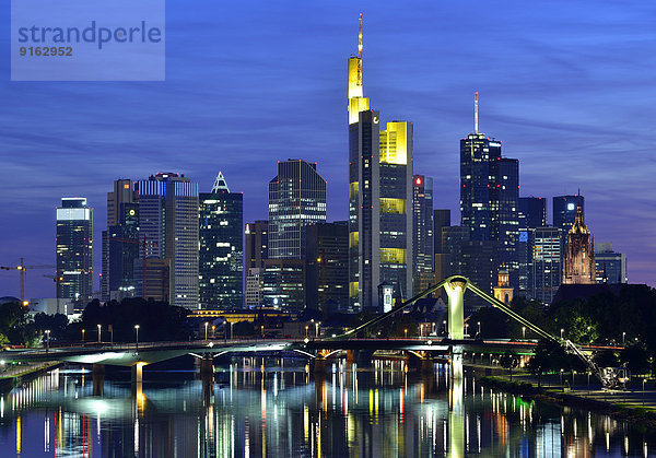 Skyline bei Nacht  Taunusturm  Tower 185  Commerzbank  Messeturm  EZB Europäische Zentralbank  HelaBa  Hessische Landesbank  Deutsche Bank  Frankfurt Dom  Flößerbrücke  Frankfurt am Main  Hessen  Deutschland