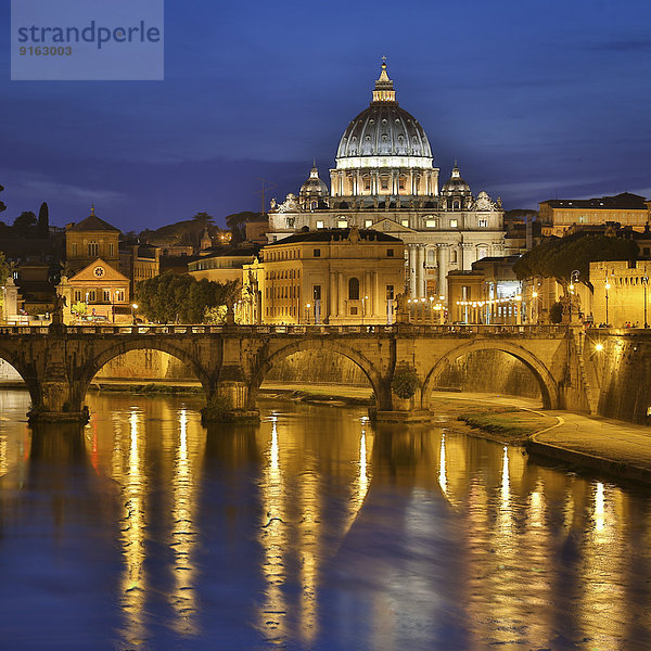 Petersdom  vorne Engelsbrücke oder Ponte Sant'Angelo und Tiber  Blaue Stunde  Vatikan  Rom  Latium  Italien