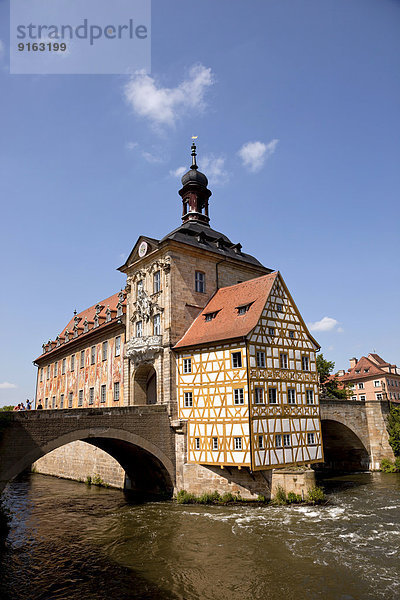 Das Alte Rathaus im Fluss Regnitz  Altstadt  Bamberg  Oberfranken  Bayern  Deutschland