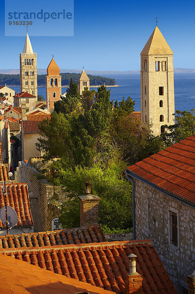 Blick vom Turm der Kirche Johannes des Täufers über die mittelalterlichen Dächer der Stadt Rab  Insel Rab  Primorje-Gorski Kotar  Kroatien