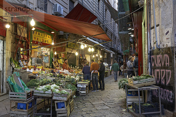 Marktgasse mit Ständen auf dem ältesten Altstadtmarkt Mercato della Vucciria  Palermo  Sizilien  Italien
