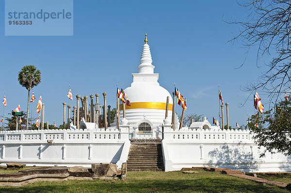 Alter weißer Stupa mit orangefarbenem Band  Thuparama Dagoba  Vatadage  Watadage  Anuradhapura  Sri Lanka