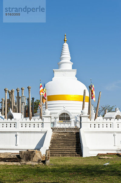 Alter weißer Stupa mit orangefarbenem Band  Thuparama Dagoba  Vatadage  Watadage  Anuradhapura  Sri Lanka