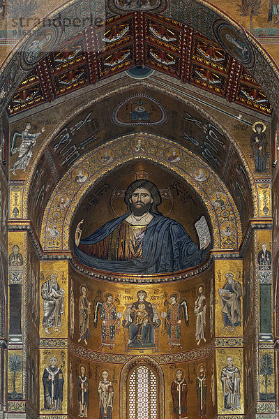 Hauptapsis mit Weltenherrscher oder Pantokrator  byzantinisches Goldgrund-Mosaik in der Kathedrale Santa Maria Nuova  Monreale  Provinz Palermo  Sizilien  Italien