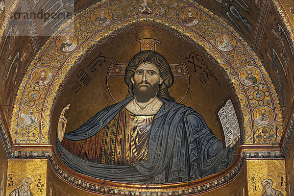 Weltenherrscher oder Pantokrator  byzantinisches Goldgrund-Mosaik in der Kathedrale Santa Maria Nuova  Monreale  Provinz Palermo  Sizilien  Italien