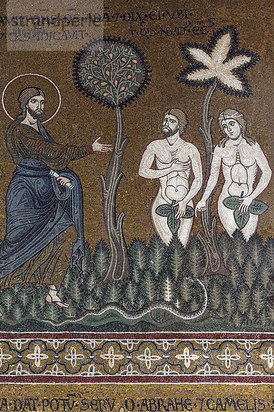 Gott spricht zu Adam und Eva mit Feigenblatt  byzantinisches Goldgrund-Mosaik in der Kathedrale Santa Maria Nuova  Monreale  Provinz Palermo  Sizilien  Italien