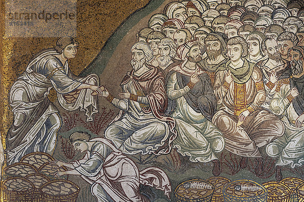 Jesus bei der Speisung der 5000  byzantinisches Goldgrund-Mosaik in der Kathedrale Santa Maria Nuova  Monreale  Provinz Palermo  Sizilien  Italien