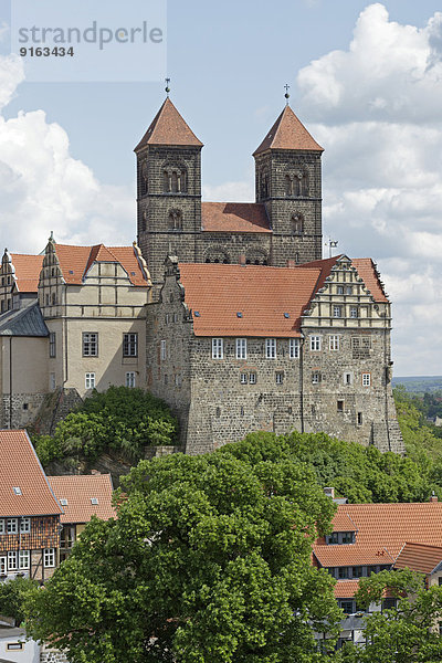 Schloss und Stiftskirche St. Servatii mit Stiftsgebäuden auf dem Schlossberg  Quedlinburg  Sachsen-Anhalt  Deutschland