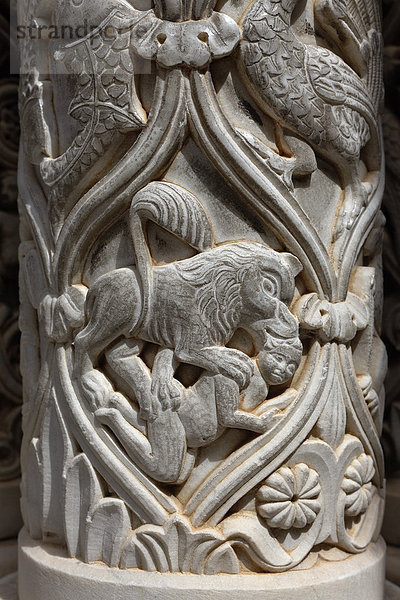Löwe tötet Menschen  Figuren auf einer Säule im Kreuzgang  Kathedrale von Monreale oder Kathedrale Santa Maria Nuova  Monreale  Provinz Palermo  Sizilien  Italien