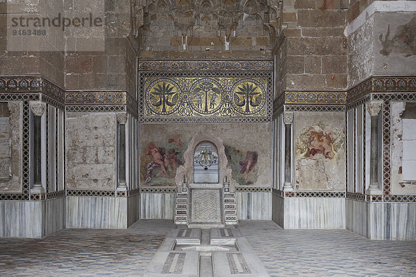 Audienzsaal mit Muqarnas und Mosaiken  Normannenschloss La Zisa  Castello della Zisa  Palermo  Sizilien  Italien