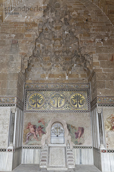 Nische mit Muqarnas und Mosaiken im Audienzsaal  Normannenschloss La Zisa  Castello della Zisa  Palermo  Sizilien  Italien