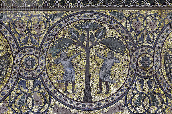 Zwei normannische Bogenschützen  byzantinisches Mosaik im Normannenschloss La Zisa  Castello della Zisa  Palermo  Sizilien  Italien