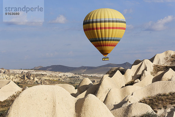 Heißluftballon  Tuffsteinformationen  Göreme Nationalpark  Kappadokien  Zentralanatolien  Anatolien  Türkei