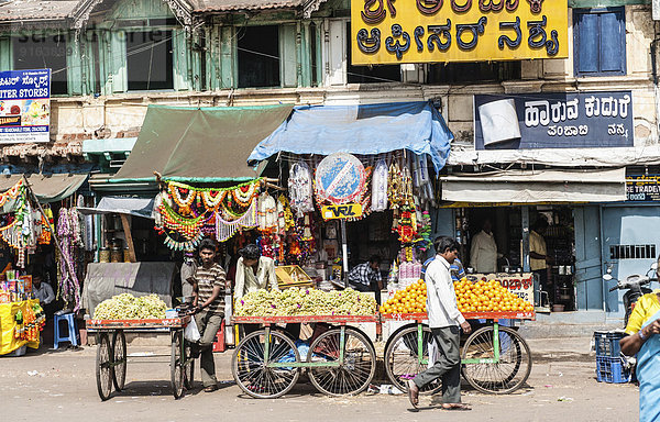 Verkaufsstand mit Bananen und Orangen  indischer Markt  Mysore  Karnataka  Indien