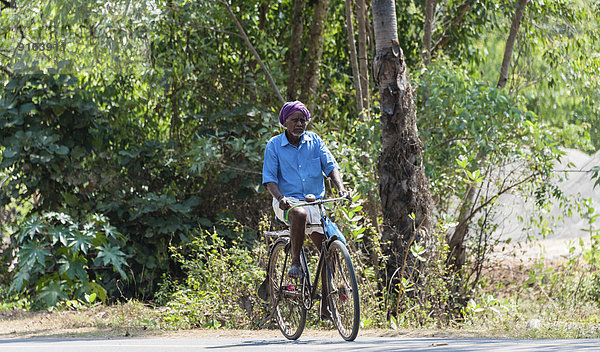 Mann fährt Fahrrad  Tamil Nadu  Indien