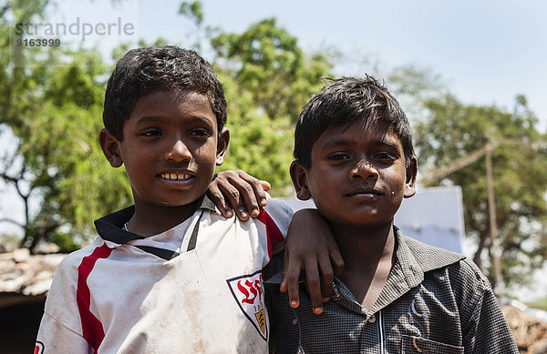 Zwei indische Jungen  Portrait  Usilampatti  Tamil Nadu  Indien