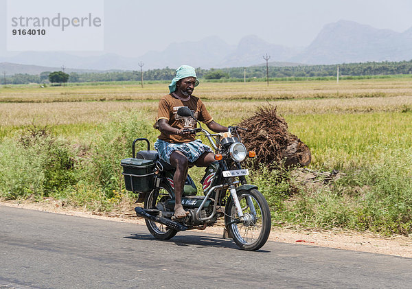 Indischer Mann fährt Motorrad  Uttamapalaiyam  Tamil Nadu  Indien