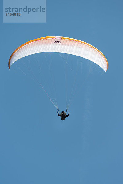 Paragleiter  Paraglider vor blauem Himmel