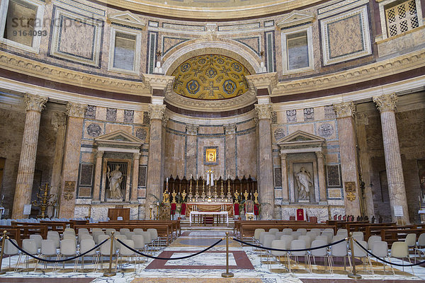 Pantheon  Innenraum mit Altar  Rom  Latium  Italien