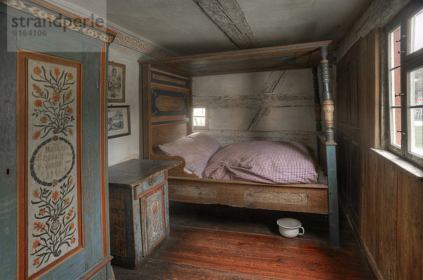 Schlafkammer in einer Armenwohnung nach 1860  Fränkisches Freilandmuseum Bad Windsheim  Mittelfranken  Bayern  Deutschland