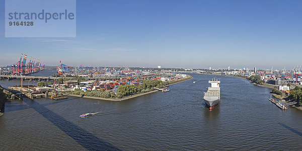 Ausblick von der Köhlbrandbrücke auf den Hamburger Hafen  Hamburg  Deutschland