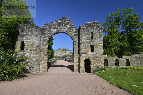 Altes Steintor in Parkanlage des Culzean Castle  South Ayrshire  Schottland  Großbritannien