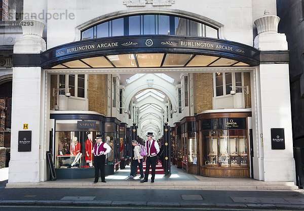 Eingang zur Burlington Arcade von den Burlington Gardens  London  Region London  England  Großbritannien