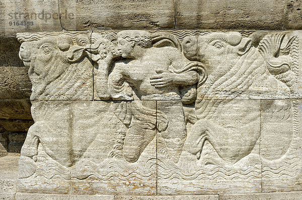 'Relief von Heinrich Jobst am Brunnen ''Großer Sprudel'' im Sprudelhof  Kuranlage im Jugendstil  Bad Nauheim  Hessen  Deutschland'