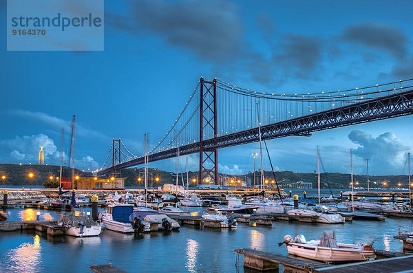 Ponte 25 de Abril  Brücke des 25. April  blaue Stunde  Lissabon  Distrikt Lissabon  Portugal