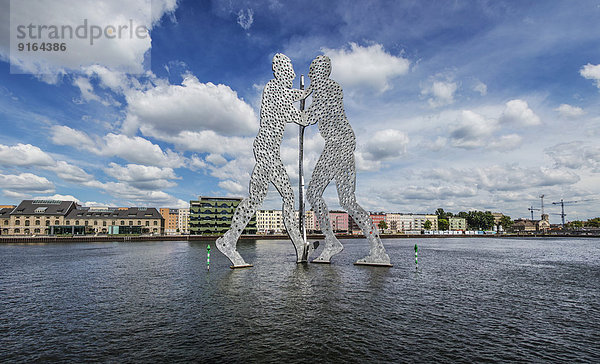 Skulptur Molecule Man in der Spree  Berlin  Deutschland