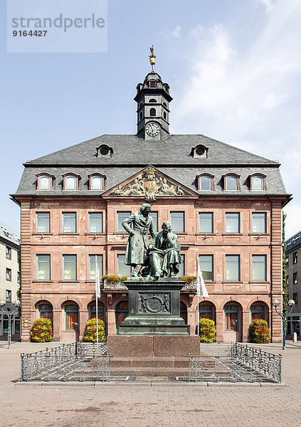 Neustädter Rathaus und Brüder Grimm-Nationaldenkmal  Hanau  Hessen  Deutschland
