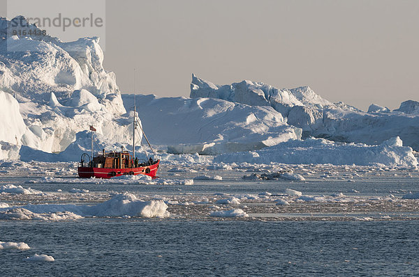 Boot zwischen Eisbergen  Ilulissat-Eisfjord  UNESCO-Weltnaturerbe  Diskobucht  Westgrönland  Grönland