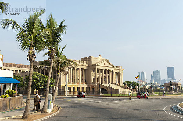 Altes Parlament  neoklassische Architektur unter Palmen  Colombo  Sri Lanka