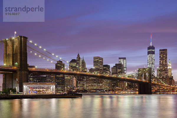 Brooklyn Bridge mit Ausblick auf Manhattan  New York City  New York  USA