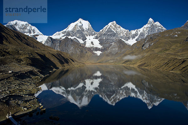 Der See Laguna Carhuacocha am Morgen  die Berge Siula Grande  links  Yerupaja Grande  Yerupaja Chico und Jirishanca  rechts  Gebirgszug Cordillera Huayhuash  Anden  Nordperu  Peru