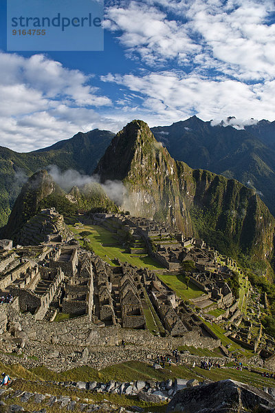 Ruinenstadt  Inkastadt Machu Picchu mit dem Berg Huayna Picchu  UNESCO-Weltkulturerbe  Urubambatal  bei Cusco  Anden  Peru