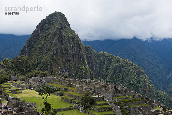 Ruinen vor dem Berg Huayna Picchu  Inkastadt Machu Picchu mit dem Hauptplatz oder Plaza Principal und Terrassen  UNESCO-Weltkulturerbe  Urubambatal  bei Cusco  Anden  Peru