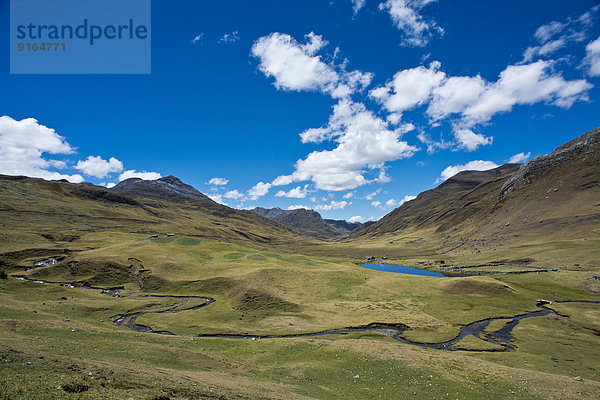 Hochtal mit Flusslauf und kleinem See  Gebirgszug Cordillera Huayhuash  Anden  Nordperu  Peru