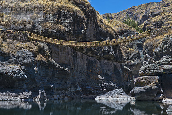 Hängebrücke Qu'eswachaka  Seilbrücke aus geflochtenem Ichu-Gras (Stipa ichu)  über den Apurimac  letzte funktionierende Inka-Hängebrücke  nationales Kulturerbe Perus  Südperu  Peru