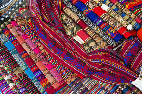 Handgewebte Stoffe mit traditionellen Mustern der Quechua-Indianer sind zum Verkauf ausgelegt  Cinchero  Urubambatal  Peru