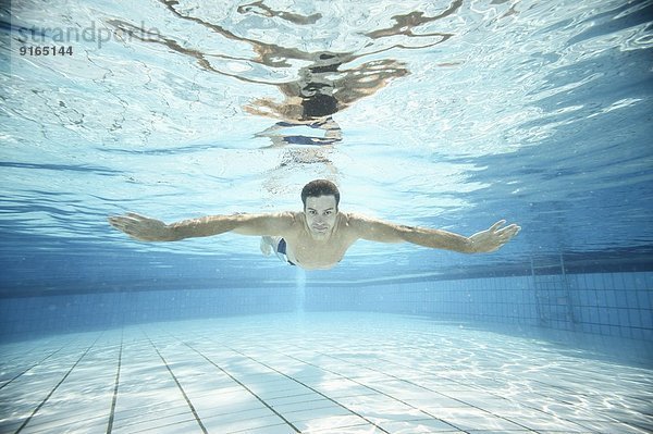 Wasser Mann unterhalb schwimmen Im Freien