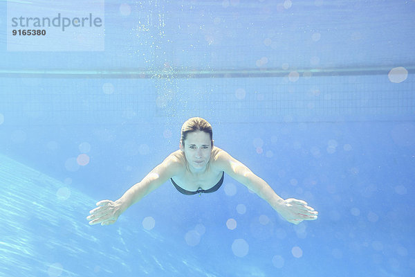 Wasser Frau unterhalb schwimmen Im Freien