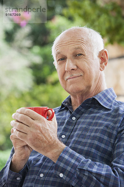 Außenaufnahme Senior Senioren Europäer Mann Tasse Kaffee freie Natur