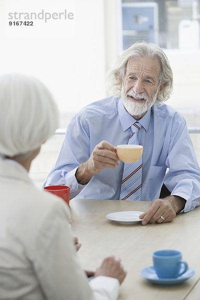 Senior Senioren Europäer Cafe Kaffee