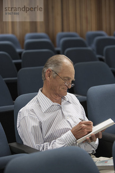 Senior Senioren Europäer nehmen Klassenzimmer Student