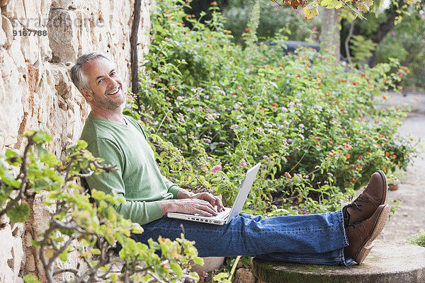 benutzen Mann Notebook Garten Hinterhof