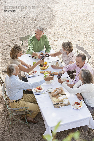 Außenaufnahme Zusammenhalt Freundschaft essen essend isst freie Natur