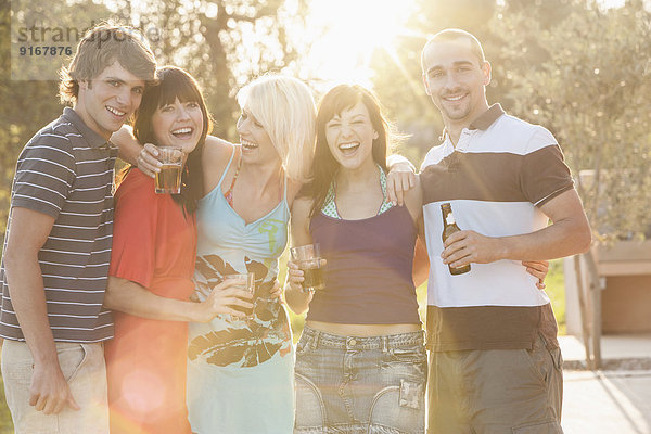 Zusammenhalt Freundschaft Party trinken